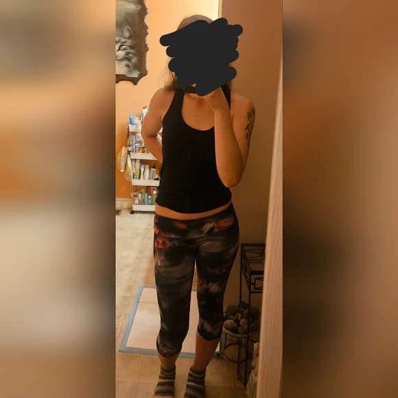 Abstract Multicolor Printed Capris - Picture 3 of 5